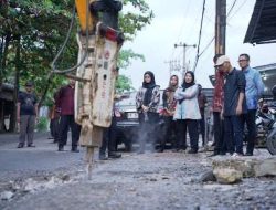 Mencegah Banjir Sejumlah Alat Berat di Turunkan Untuk Mempercepat Pengerjaan Perbaikan Jalan dan Drainase