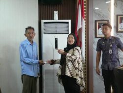 Eva Dwiana Menyerahkan Secara Langsung Bantuan Pengobatan Bagi Korban Bencana, Serta Santunan Kematian Kepada 15 Warga Kota Bandar Lampung