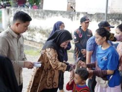 Bunda Eva Dwiana Berikan Bantuan Kepada 750 Warga Terdampak Banjir Berupa Uang Tunai Sebesar Rp1 Juta Untuk Setiap Keluarga