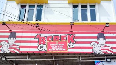 Belum Bayar Pajak, Reklame Bebek Carok Tretan Muslim Ditempel Stiker Merah