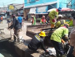 Satgas Gabungan Kota Bandar Lampung Genjot Normalisasi Drainase ‎Meskiun Hari Libur
