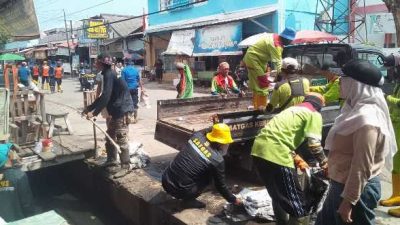 Satgas Gabungan Kota Bandar Lampung Genjot Normalisasi Drainase ‎Meskiun Hari Libur