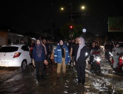 Walikota Eva Dwiana Turun Langsung Melihat Kondisi Warga Terdampak Banjir di Kelurahan Penengahan, Kecamatan Tanjungkarang Pusat.