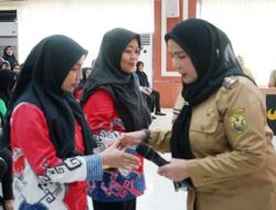 Wali Kota Eva Dwiana menyalurkan insentif kepada para kader Posyandu, Bina Keluarga Balita (BKB), Tim Pendamping Keluarga (TPK), Pembantu Pembina Keluarga Berencana Desa (PKKBD), serta Sub-PKKBD