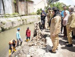 Walikota Eva Dwiana Pastikan Aliran Air Lancar Pascahujan Lewati Drainase Tanjung Seneng