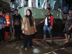 Respon Cepat Walikota Bandar Lampung, Hj. Eva Dwiana Langsung Meninjau Lokasi Rumah Warga yang Terdampak Banjir di Kecamatan Way Halim