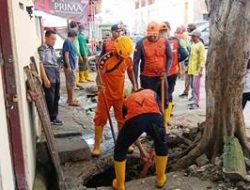 Satgas Gabungan Membersihkan Drainase Aliran Air Agar Tetap Lancar