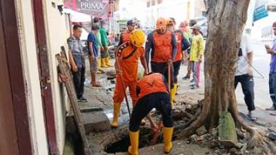 Satgas Gabungan Membersihkan Drainase Aliran Air Agar Tetap Lancar