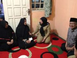 Wali Kota Bandar Lampung, Eva Dwiana, Menyambangi Rumah Duka Korban Tenggelam di Kali balok