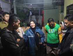 Ditengah Guyuran Hujan Deras Wali Kota Bandar Lampung Eva Dwiana Temui Keluarga Korban yang Terbawa Arus Sungai di Kelurahan Garuntang