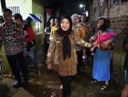 Berikan Bantuan Kepada Korban Banjir Walikota Hj. Eva Dwiana Memantau Kondisi Warga dan Infrastruktur Memastikan Penanganan Darurat Berjalan Efektif
